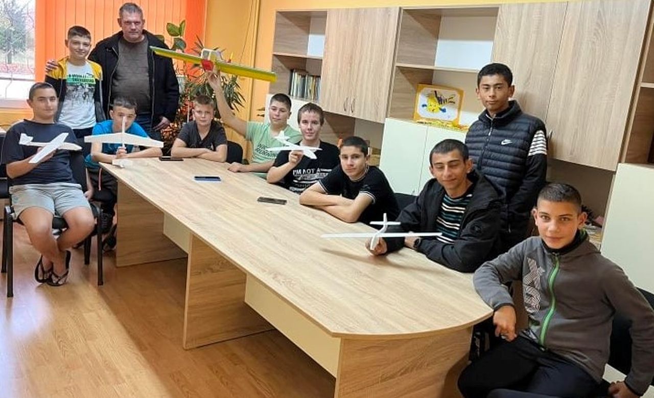 В Средношколско общежитие „Данаил Попов“, тийнейджъри се учат да правят модели на летателни апарати